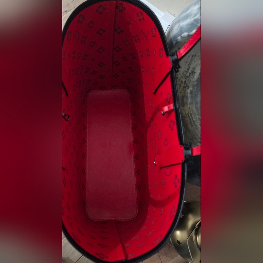 🔥🔥☄️❌️❌️SOLD❌❌️Christian Louboutin Calfskin East-West Cabata Tote Bag...🔥🔥🔥 - Picture 9 of 11